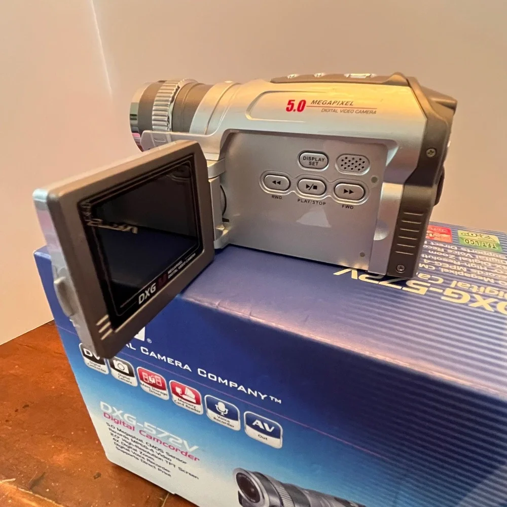 DXG Digital Camcorder Silver DXG-572V 5MP 4X Zoom EUC